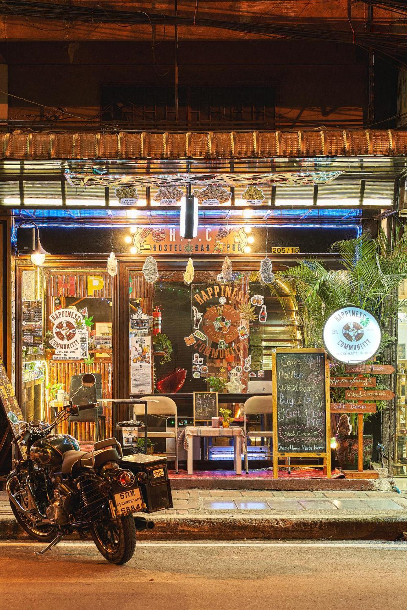 Happiness Community Wake & Bake Hostel - Rooftop Bar & Bistro Pattaya Eksteriør bilde